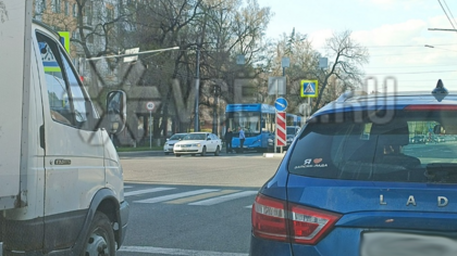 Автобус столкнулся с легковушкой в центре Новокузнецка