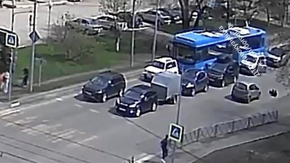 Момент наезда машины на подростка в Новокузнецке попал на камеру