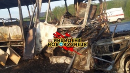 Автобус и легковушка полностью сгорели после жуткого ДТП на трассе в Кузбассе