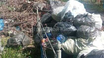Кузбассовцы завалили мусором ограду могилы на кладбище