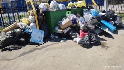 Жители кемеровского поселка возмутились горами мусора и забитыми туалетами в обновленном парке