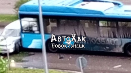 Автобус и легковушка попали в аварию в Новокузнецке
