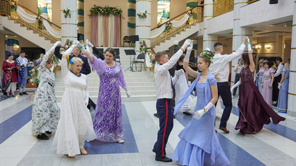 Более 120 пар приняли участие в инклюзивных исторических танцах на «Балу цветов» в Кемерове