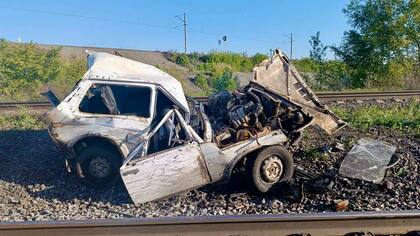 Страшные последствия наезда поезда на автомобиль попали на камеру в Челябинской области