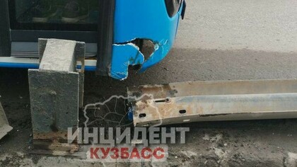Автобус врезался в ограждение на Кузбасском мосту в Кемерове