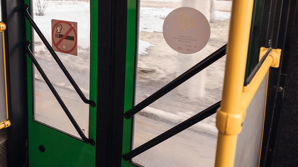Двери автобуса зажали коляску с ребенком в Южно-Сахалинске