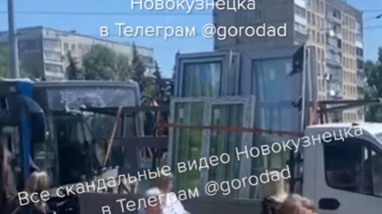 Пассажирский автобус влетел в "ГАЗель" с окнами в Новокузнецке