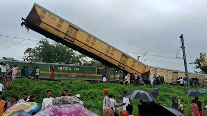 Пять человек погибли при столкновении пассажирского и товарного поездов в Индии