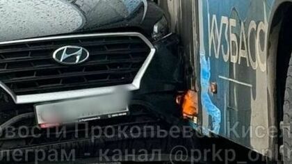 Автомобиль столкнулся с автобусом в кузбасском городе