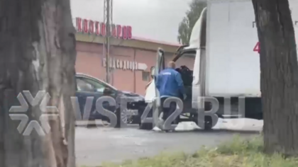 Грузовик-такси попал в ДТП с автомобилисткой в Кемерове
