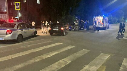 Мотоцикл с несовершеннолетней парой улетел в яму после наезда на машину в Новокузнецке