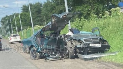 Влетел в столб: жесткое ДТП с участием автомобиля Mercedes произошло в Новокузнецке
