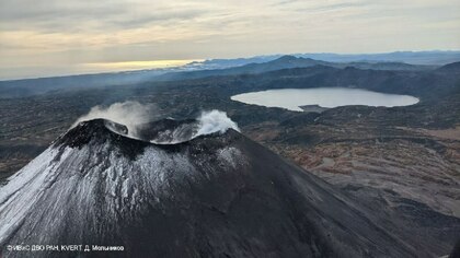 Вулкан Карымский выбросил пепел на три километра над уровнем моря на Камчатке