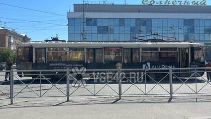 Застрявший трамвай остановил движение на рельсах в центре Кемерова