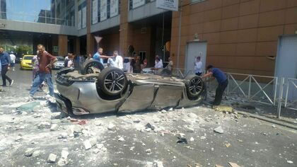 Иномарка вылетела с третьего этажа парковки в Краснодаре