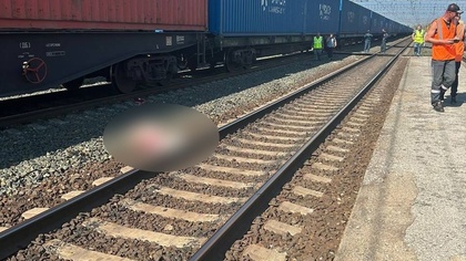 Грузовой поезд насмерть сбил женщину в Кузбассе