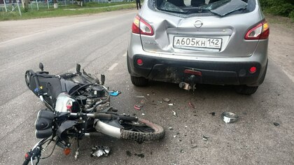 Врезавшийся в автомобиль школьник на мотоцикле получил травмы в Кузбассе