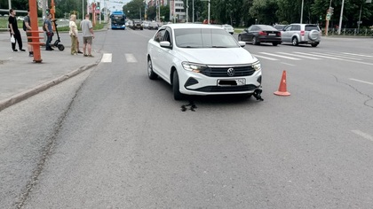Школьник на электросамокате попал под автомобиль в Кемерове
