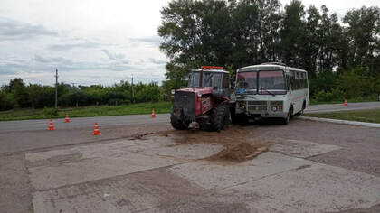 Пассажиры пострадали при столкновении автобуса и трактора в Оренбургской области