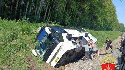 Автобус "Юрга-Кемерово" под управлением пьяного водителя опрокинулся на трассе в Кузбассе