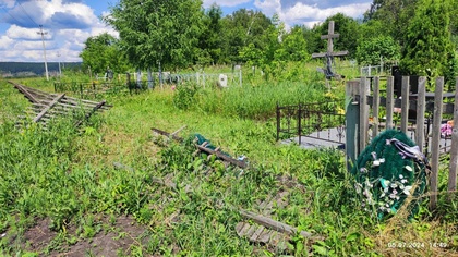 Кузбассовец пожаловался на многолетние горы мусора на кладбище около Кемерова