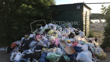 Ужасный запах: огромная куча мусора возникла у Красного озера в Кемерове