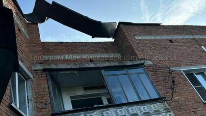  Металлический лист навис над головами людей на крыше дома в кузбасском городе