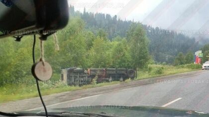 Грузовой автомобиль опрокинулся на трассе в Кузбассе