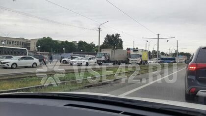 Два грузовика и легковушка: ДТП произошло неподалеку от автовокзала в Кемерове