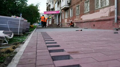 Рабочие начали укладывать новую плитку на длинном участке улицы в центре Кемерова