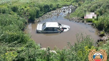 Два человека погибли из-за падения автомобиля в воду в Башкирии 