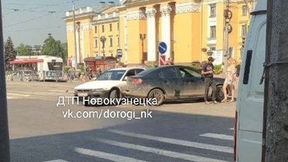 Две легковушки столкнулись посреди дороги в Новокузнецке