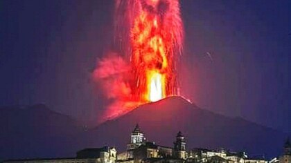 Кадры извержения вулкана Этна на итальянском острове Сицилия попали в Сеть