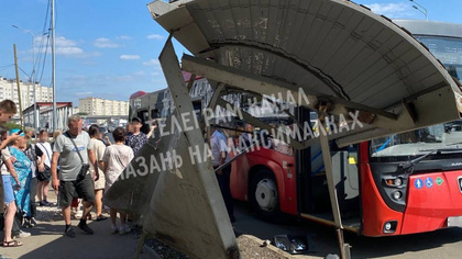 Пассажирский автобус искорежил остановку в Казани из-за таксиста-нарушителя