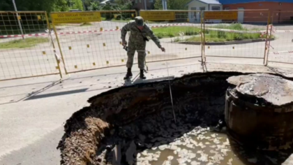Автомобиль с людьми провалился в яму с кипятком в Тверской области