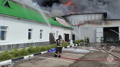 Пожар в ангаре с моторным маслом в Талдоме распространился на 1,2 тысячи квадратных метров
