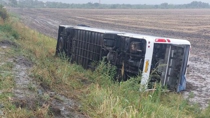 Более десяти человек пострадали при опрокидывании автобуса на Кубани