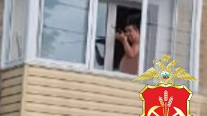 Стрелявший из винтовки с балкона мужчина напугал кузбассовцев