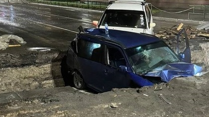 Автомобиль улетел в раскопанную теплотрассу в Новокузнецке