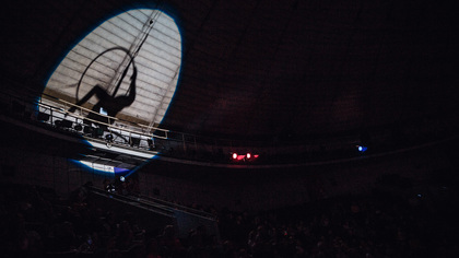 Воздушная гимнастка упала из-под купола цирка во время представления в Кисловодске