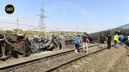 Пассажирский поезд сошел с рельсов при столкновении с КАМАЗом в Волгоградской области
