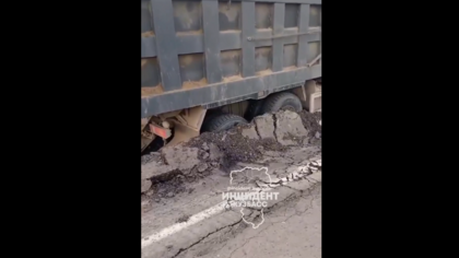 Провалившийся на дороге большегруз перекрыл дорогу для автобусов из кузбасской деревни