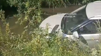 Автомобиль улетел в реку в Новокузнецке