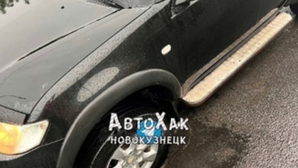 Автомобиль провалился колесом в открытый колодец в Новокузнецке