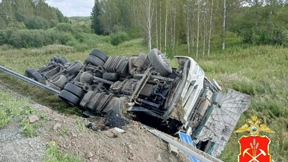 Водитель Land Cruiser погиб и четверо пострадали в жутком ДТП с фурой на кузбасской трассе