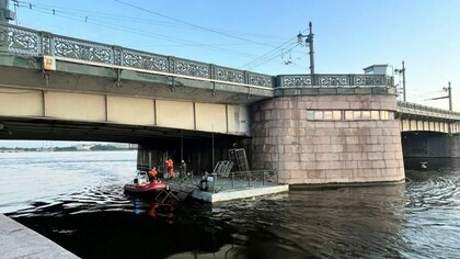 Четыре человека на угнанном понтоне врезались в опору моста в Санкт-Петербурге