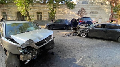 Момент жесткого ДТП с участием восьми автомобилей попал на видео в Астрахани