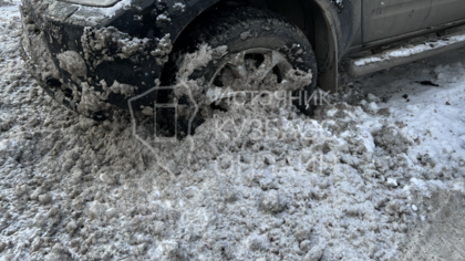 Соцсети: дорожники закидали автомобили снегом и грязью на парковке в Кемерове