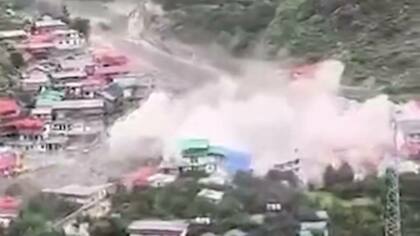 Уничтоживший индийскую деревню оползень попал на видео 