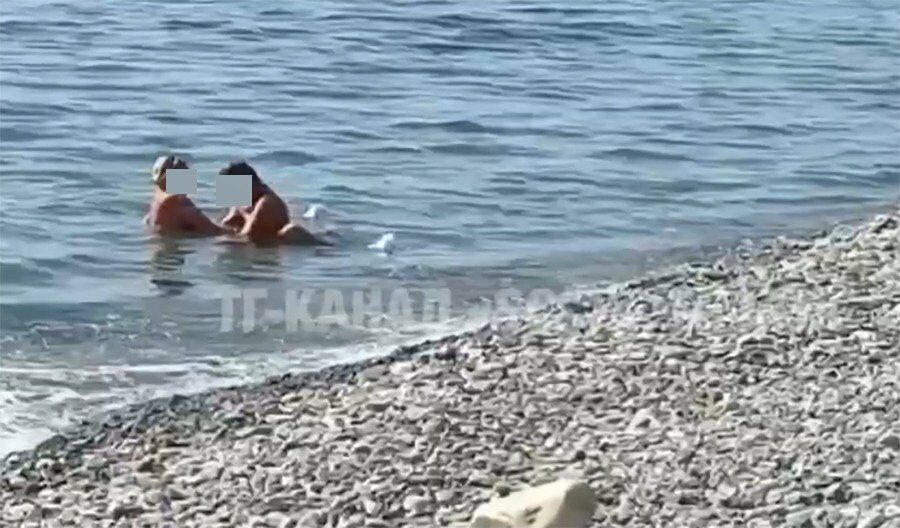 Порно посреди пляжа